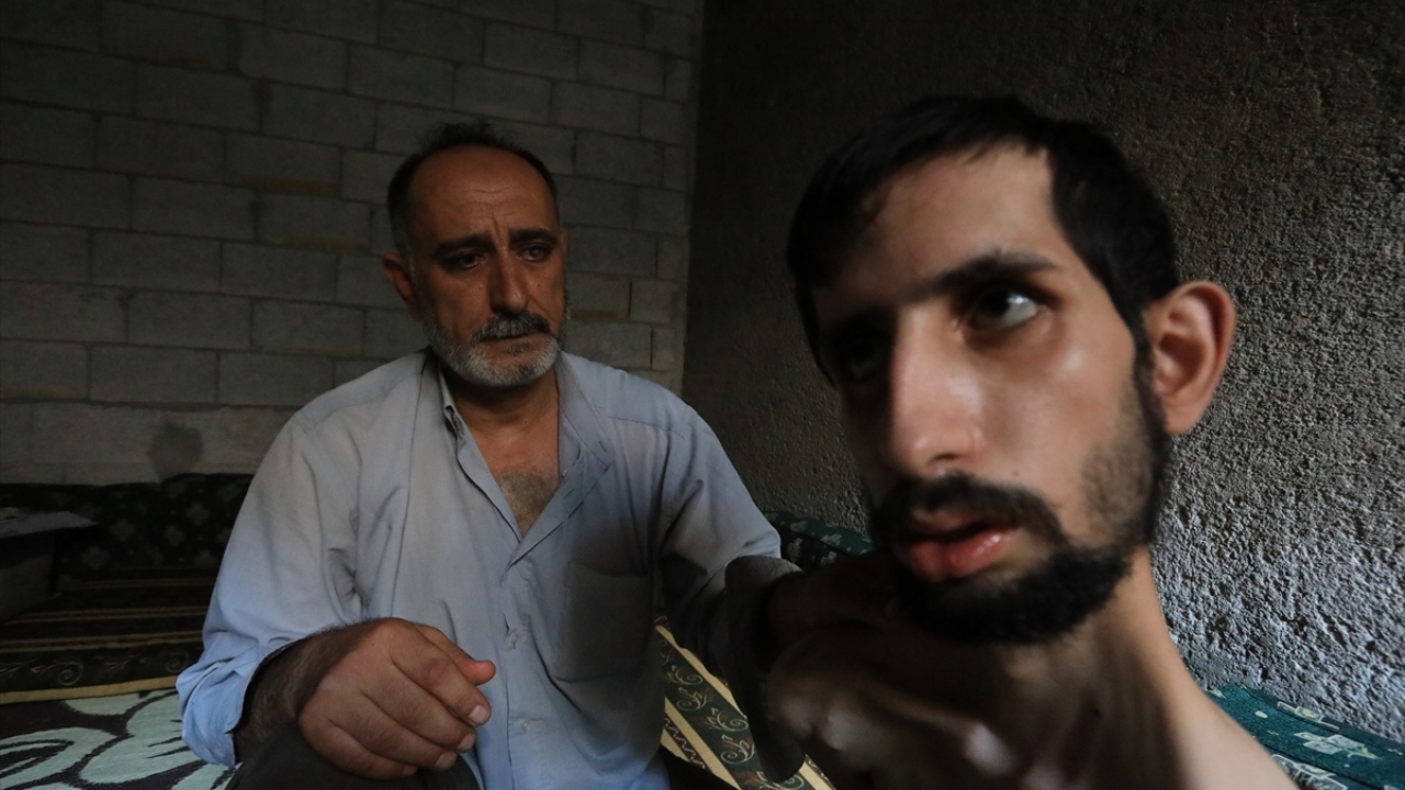 Ailesi 2018`de ülkenin kuzeyine göç ederek önce İdlib, ardından Bab ilçesine yerleşti.