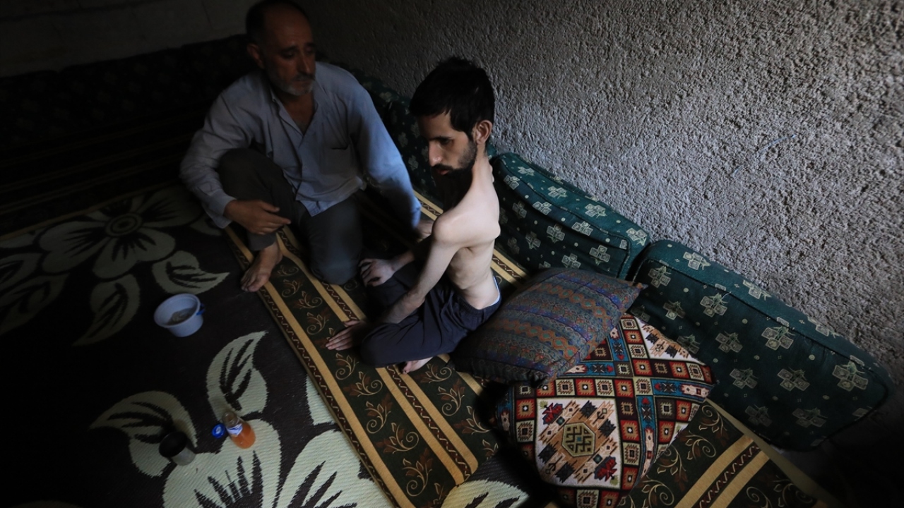 Humuslu Abdullah, Suriye`deki iç savaşta Esed rejimi ve destekçilerinin saldırıları sonucu hayatı kararan yüz binlerce sivilden sadece biri.