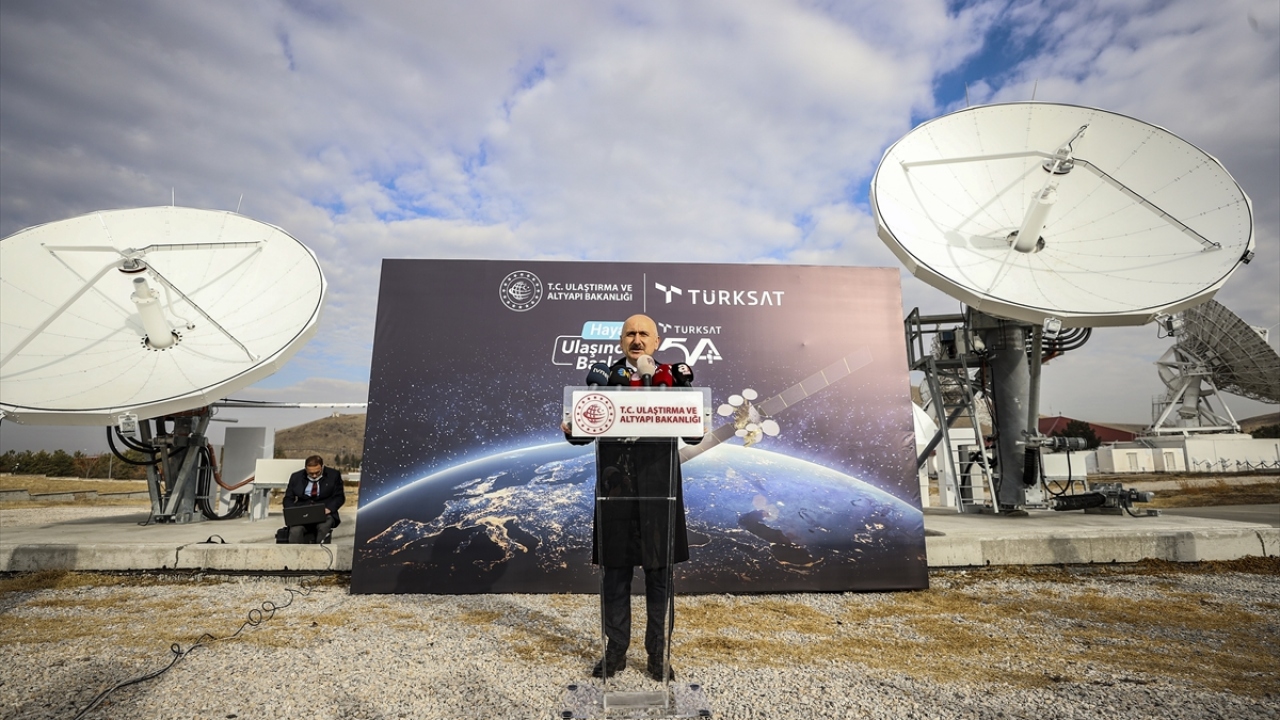 Bakan Karaismailoğlu, burada gazetecilere açıklamalarda bulundu.