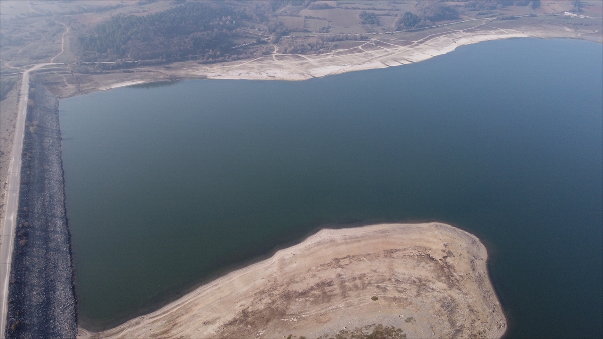 Doluluk oranının yüzde 22`ye düşmesiyle 5,28 milyon metreküp su kalan barajda, suyun azalmasıyla gölde adacıklar ortaya çıktı. 