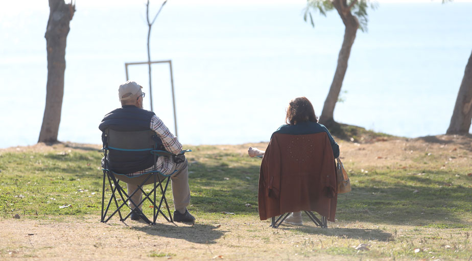 Açık havada mesafe ve maskeli temas