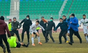 Futbolcudan hakeme linç girişimi