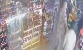 Siirt'te deprem anı güvenlik kameralarına yansıdı