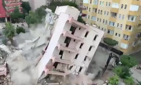 Yıkım sırasında enkaz altında kalmaktan son anda kurtuldu