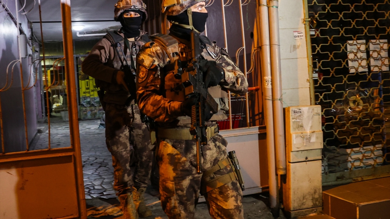 Yapılan çalışmaların ardından ekipler, şüphelilere ait önceden belirlenen adreslere baskın düzenledi.