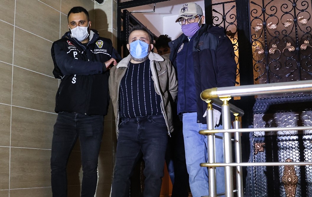 Gözaltına alınan şüpheliler emniyete götürüldü.