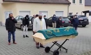 Almanya'daki Müslüman gence Türkler sahip çıktı