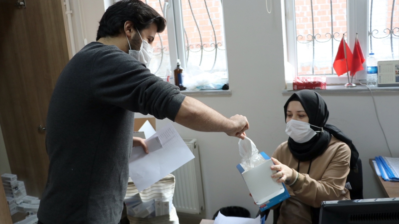 Türkiye`nin salgınla mücadelesinde fedakarca çalışan sağlık personeli, gece gündüz demeden özveriyle görevlerini sürdürüyor.
