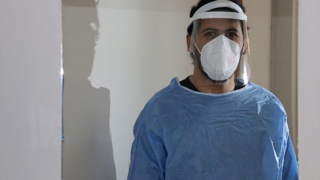 Tulumlarını giyip gözlük, eldiven, maske ve siperlik takan filyasyon ekipleri, evleri ziyaret ederek Kovid-19 tanısı konulmuş hastaların ilaçlarını veriyor, temaslıların bilgisini ve genel sağlık durumlarını kayıt altına alıyor.