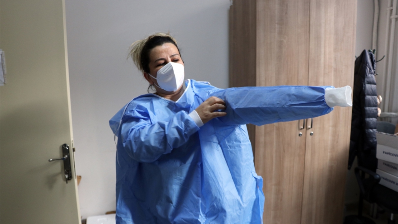 Ekipler, temaslıları da ziyaret ederek gerektiği durumlarda Covid-19 testi yapıyor.