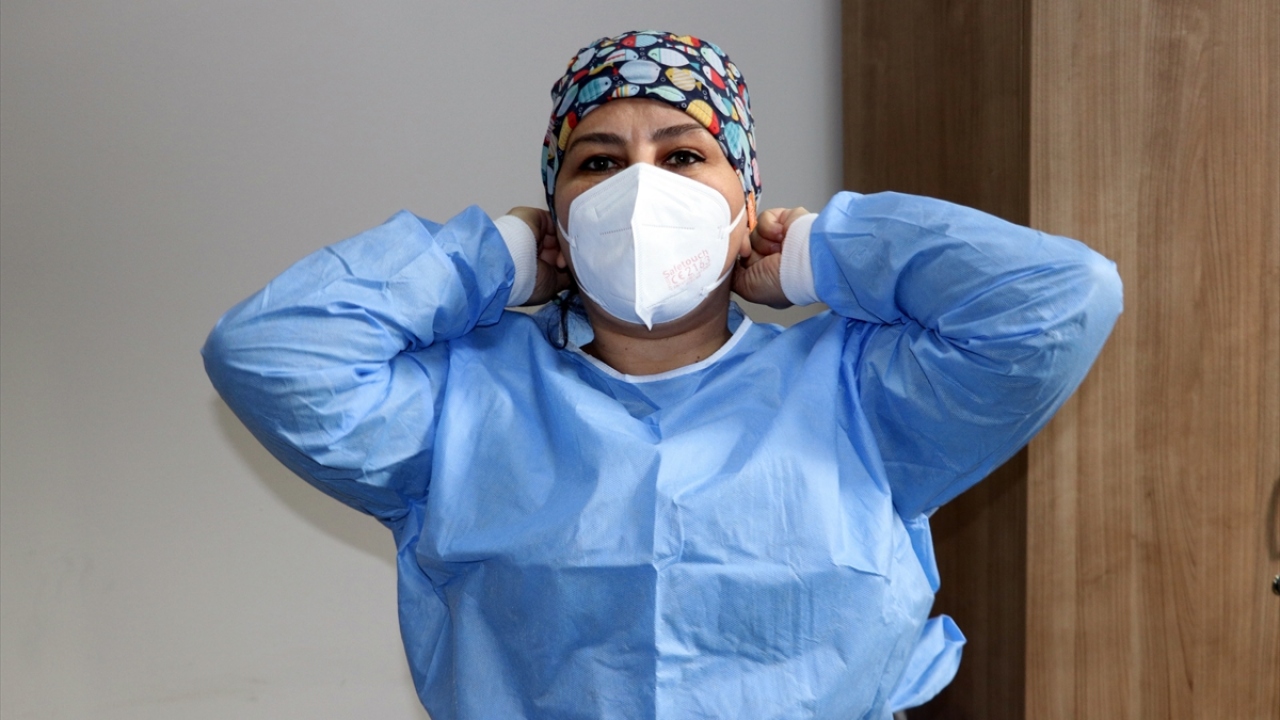 Sağlık çalışanlarıyla salgına karşı etkin rol oynayan ve adeta dedektif gibi bu tür vakaların izini süren "Koronavirüs dedektifleri"nin çalışması AA tarafından görüntülendi.