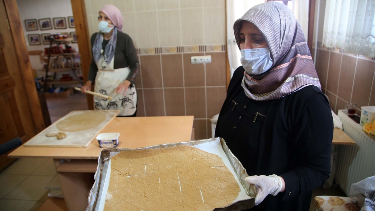 Daha önce siyez buğdayından ekmek, kurabiye, galeta, tarhana gibi ürünler yapan kadınlar bu kez de çocukların çok sevdiği cips ürettiler.