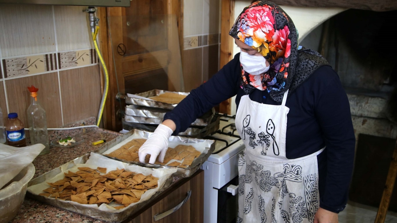 Tamamen doğal ürünlerden yapılan cipsler, internetten satışa sunuldu. Ürünler, kargoyla genellikle kooperatif marketleri ile bireysel olarak isteyen Türkiye`nin her yerine gönderiliyor. 