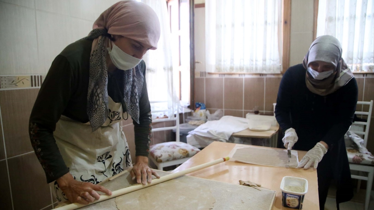 Kastamonu Sarı Konak Kadın Kooperatifi Başkanı Mihriban Tüfekci, yaptığı açıklamada, kooperatifi kurarken kadınların evlerinde yaptıkları ürünleri birlikte üretmeyi hedeflediklerini söyledi.