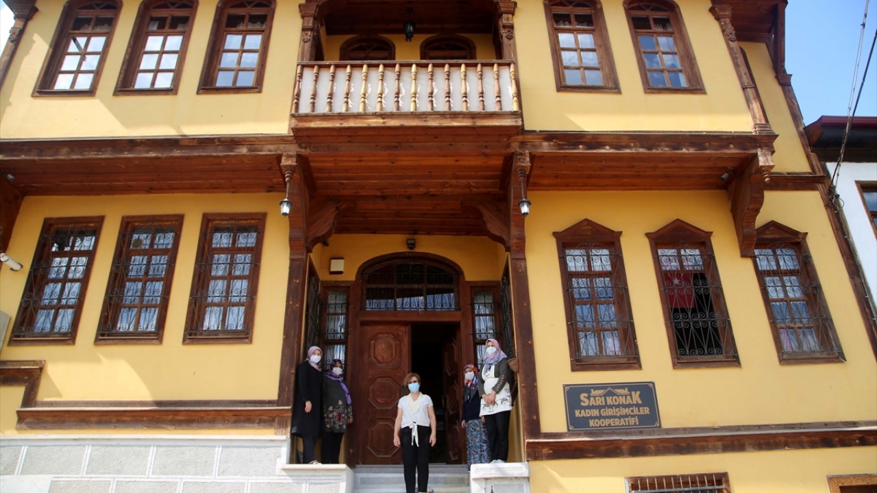 "Hazırladığımız cipsi köy fırınında odun ateşinde pişiriyoruz"