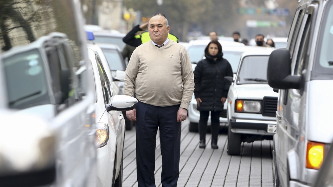 Vatan savaşında canlarını feda eden şehitlerini anan Azerbaycan`da hayat, 1 dakikalığına durdu. 