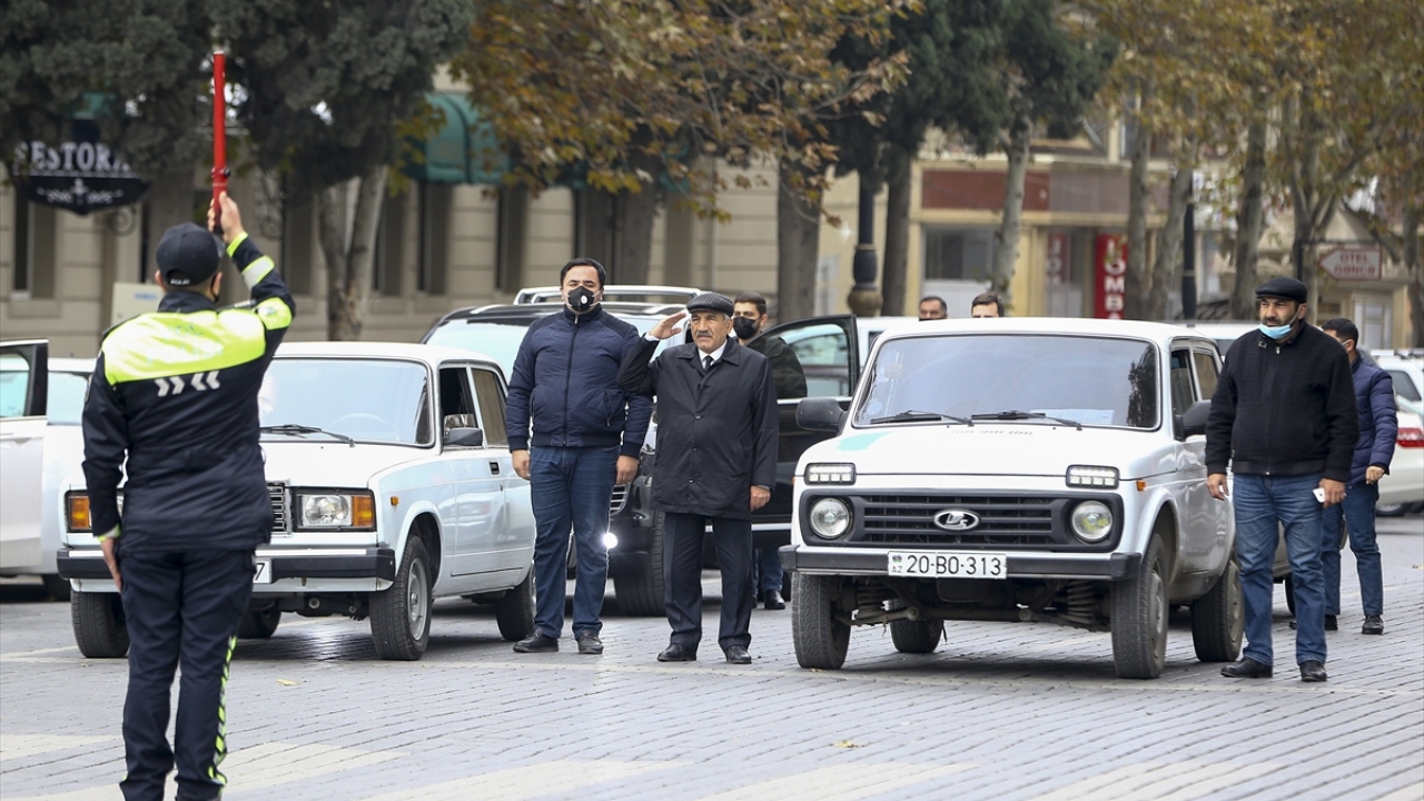 Yerel saatle 12.00`de sürücüler araçlarından inerek saygı duruşunda bulundu.