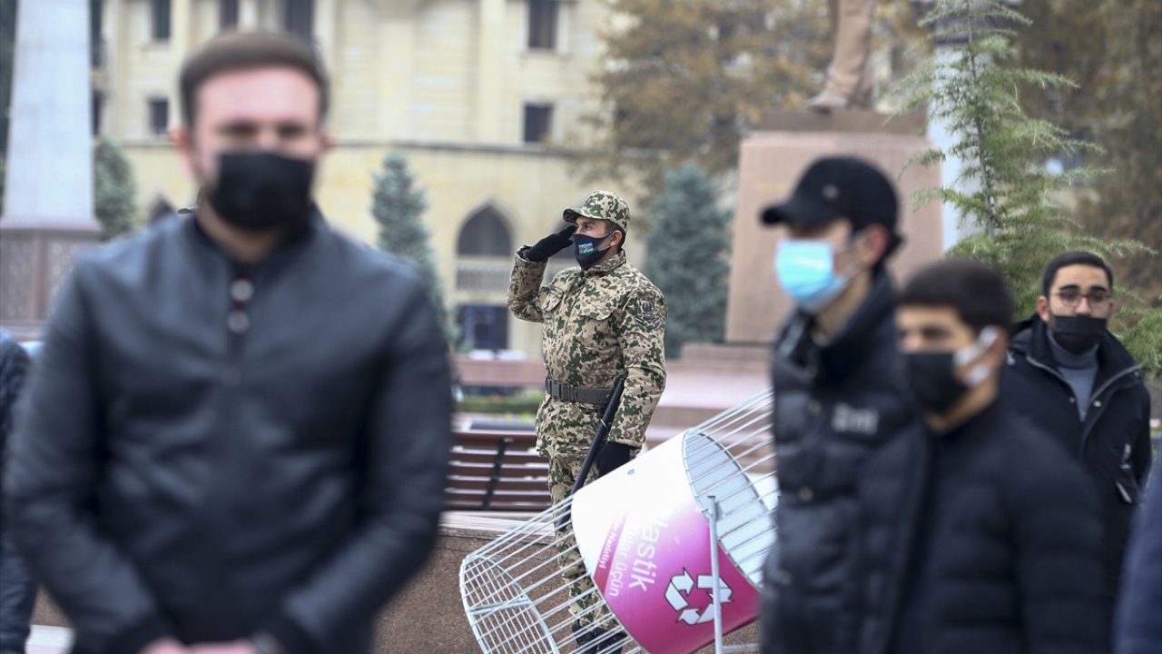 Bakü Şehitler Hiyabanı`nı ziyaret eden vatandaşlar da saatler 12.00`yi gösterdiğinde saygı duruşunda bulundu. Bu sırada Hazar Denizi kıyısındaki gemiler de korna çaldı.