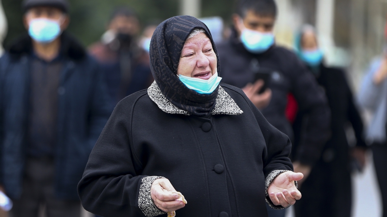 Türkiye`nin Bakü Büyükelçiliğinde de yapılan saygı duruşunda şehitler anıldı. Büyükelçi Erkan Özoral ve büyükelçilik çalışanları, Atatürk büstü önünde toplanarak kardeş ülke Azerbaycan`ın şehitlerine saygılarını ifade etti. 