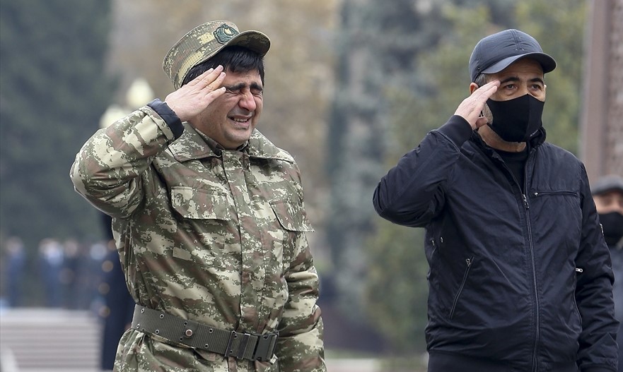 Azerbaycan`ın ikinci büyük kenti Gence`de de saat 12.00`de hayat bir dakikalığına durdu. Şehir meydanında kurulan dev ekrandan çatışmalara ve alınan zafere ilişkin görüntüler yayınlandı.