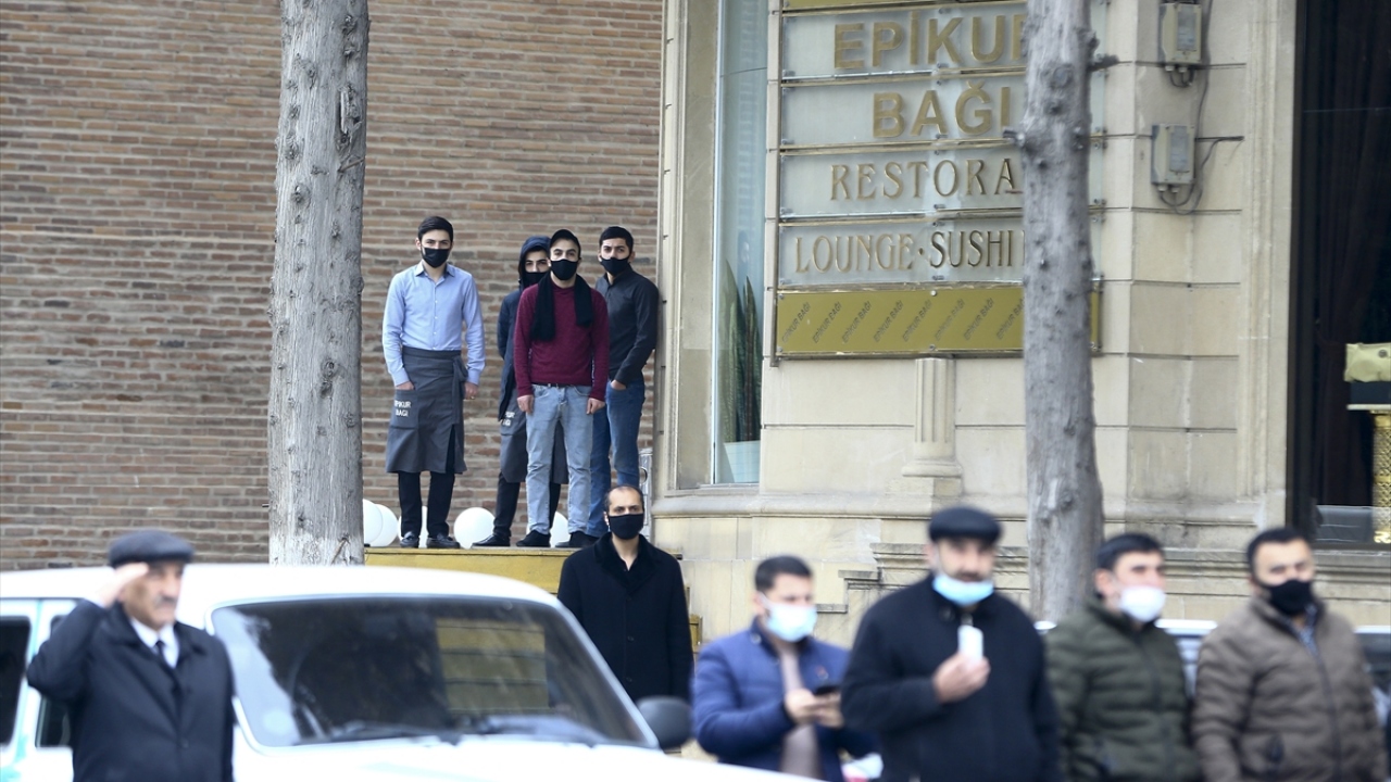 Azerbaycan Milli Marşı`nın çalındığı törende Aliyev, Ebedi Ateş Anıtı`na çelenk bıraktı.