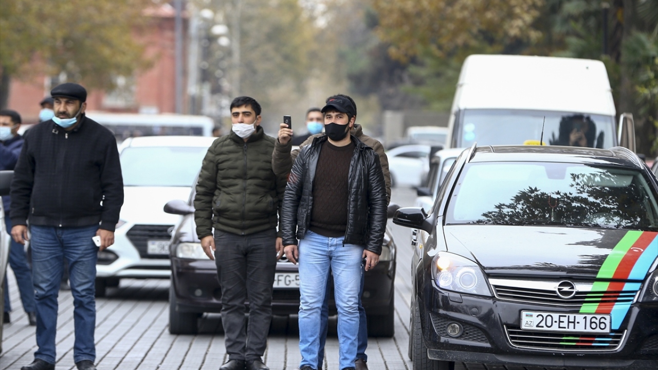 Kentin meydanında toplanan halkın yanı sıra arabalardan inen vatandaşlar saygı duruşunda bulundu.