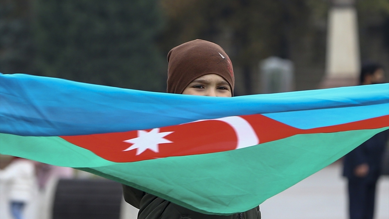 Cumhurbaşkanı İlham Aliyev ve eşi Mihriban Aliyeva, sabah saatlerinde Bakü Şehitler Hiyabanı`nda düzenlenen törene katıldı. 