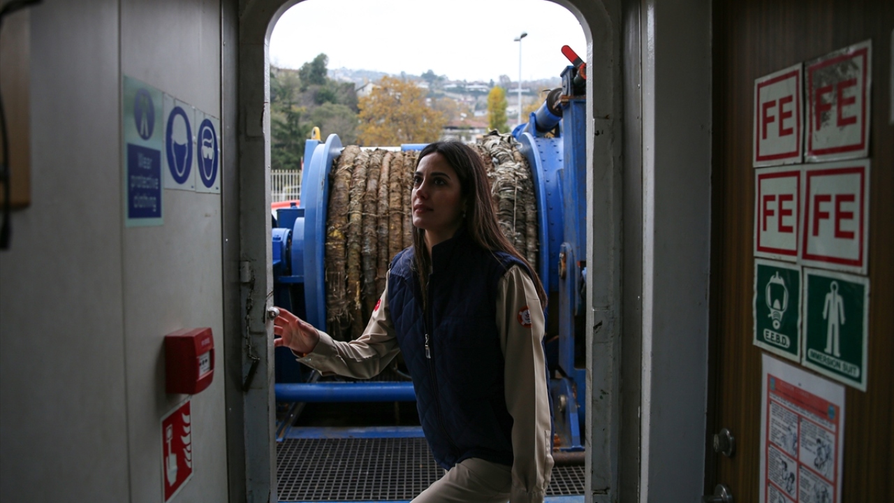 Kaptan Gizem Turan, 3 ay önce göreve başladığı Kurtarma-8 römorköründeki deneyimli 1. kaptan ve diğer gemi personeliyle birlikte, müdahale gerektiren durumlarda denize açılıyor.