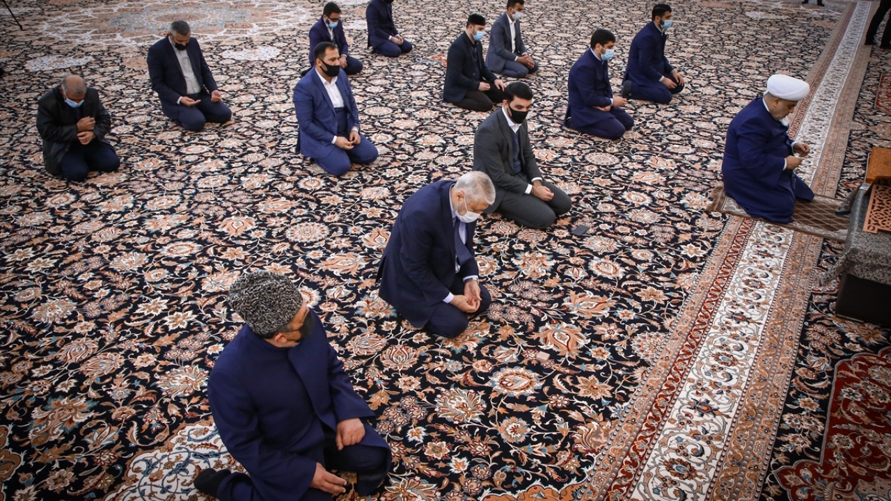 Vatan savunmasında canlarını feda eden şehitlerini anan Azerbaycan`daki ibadethanelerde törenler düzenlendi.