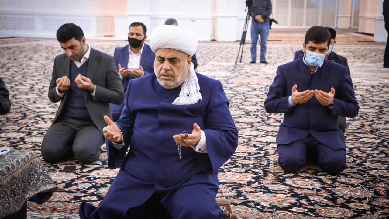 Başkentteki Jen Mironosits Ortodoks kilisesi, Kutsal Meryem Ana Katolik kilisesi ile Gence`deki Aleksandr Nevski Ortodoks kilisesinde ve Aşkenaz sinagogunda da şehitler için dua edildi.