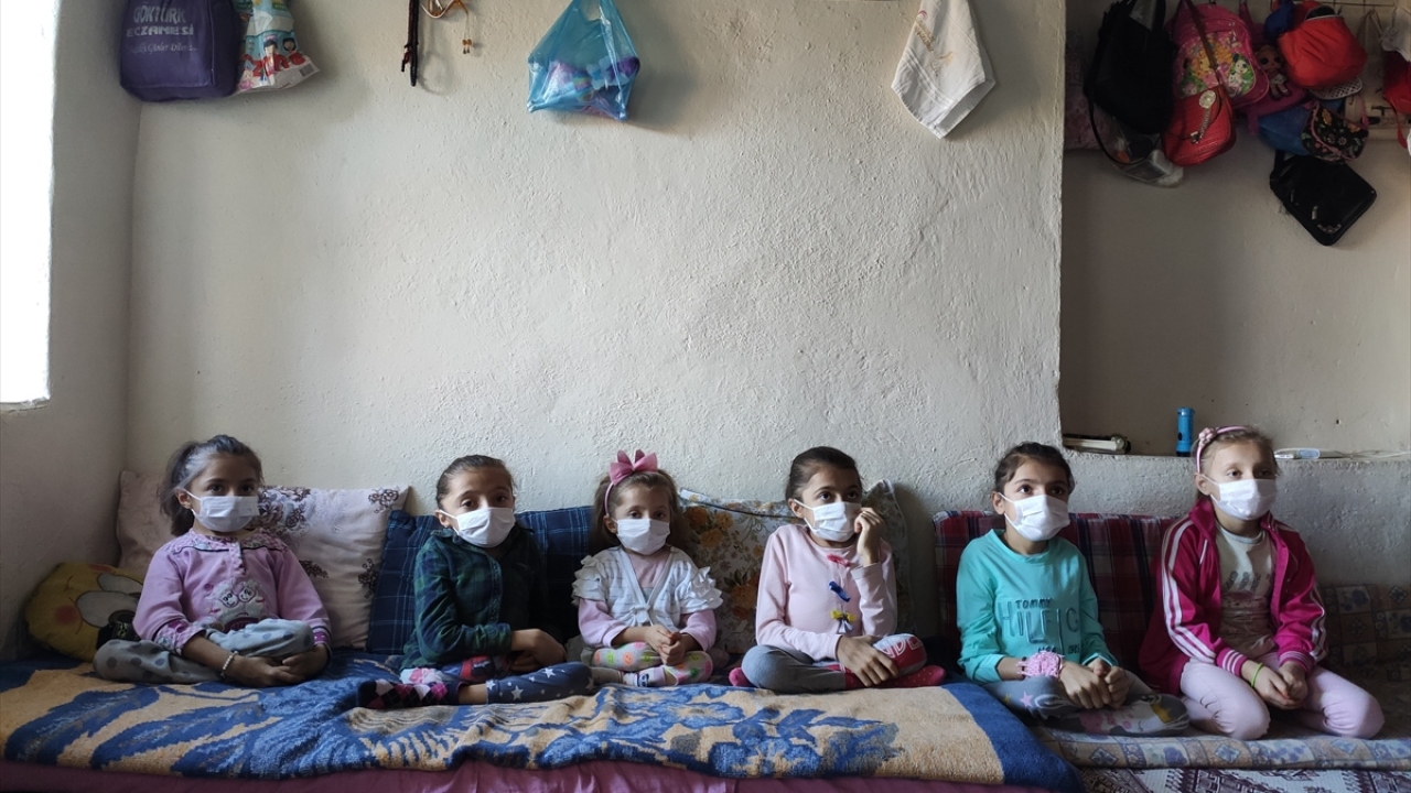 Hasta kız kardeşlerden Sema Yaşar ise yatakta tüm günü geçirdiklerini, hasta olan diğer kız kardeşleriyle çeşitli oyunlar oynadıklarını dile getirdi.