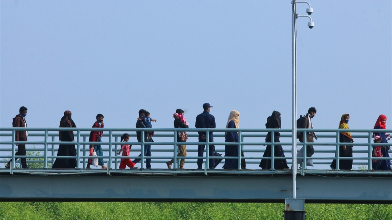 Bhusan Char Kamp Rehabilitasyon Projesi Direktörü, Abdullah Memun Çavduri, Ada`da 100 bin mültecinin yerleşimi için hazırlıkların tamamlandığını bildirdi.