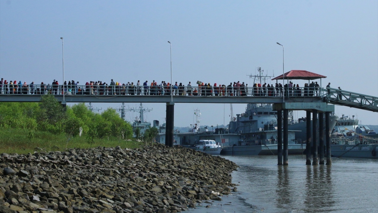 Bangladeşli yetkililerin verdikleri bilgiye göre, 100 aileden oluşan 600 kişilik ilk mülteci grubu, kıyıdan 50 kilometre uzaktaki adaya gitmek üzere yola çıktı.