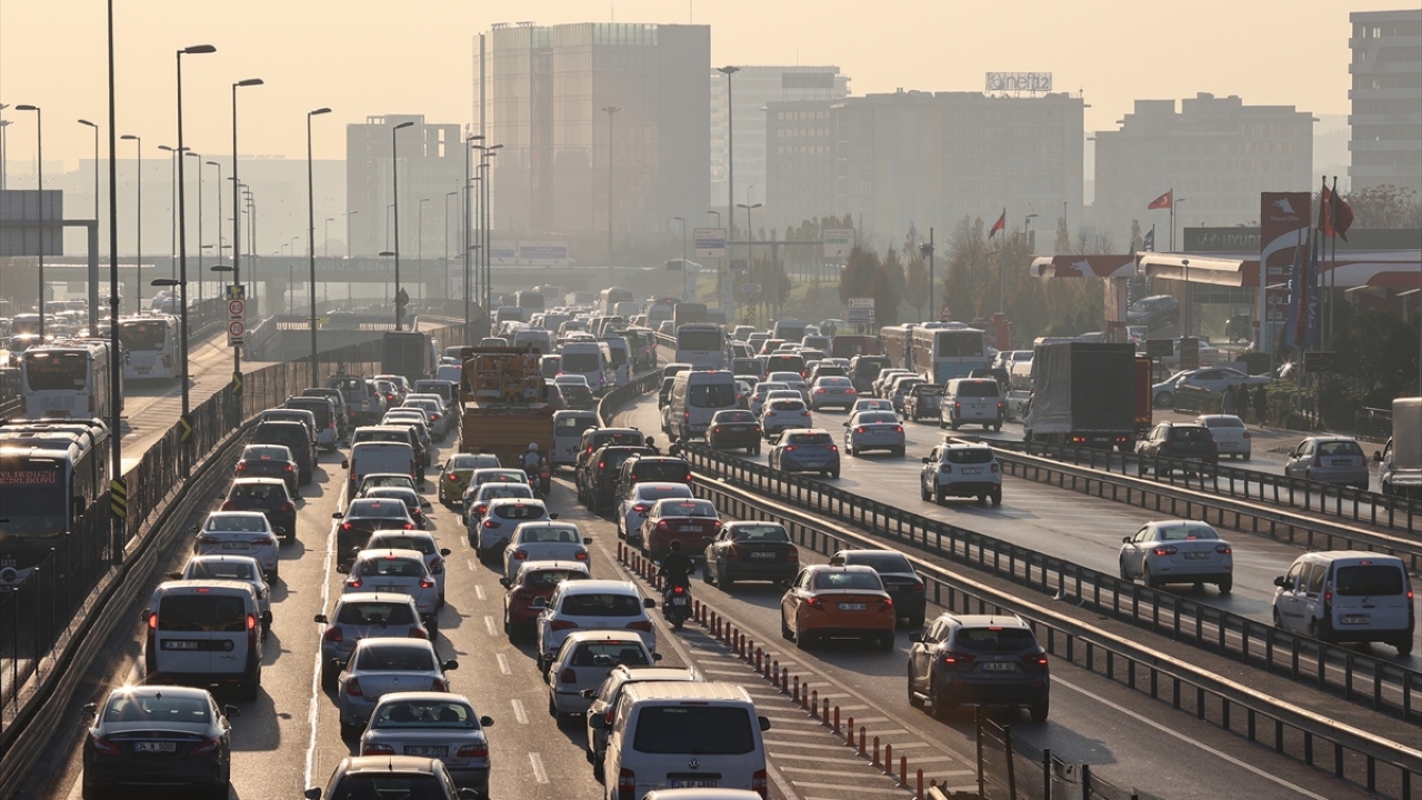 Kentte, mesainin de sona ermesiyle gündüz nispeten sakin olan toplu taşıma araçlarında kalabalık arttı.