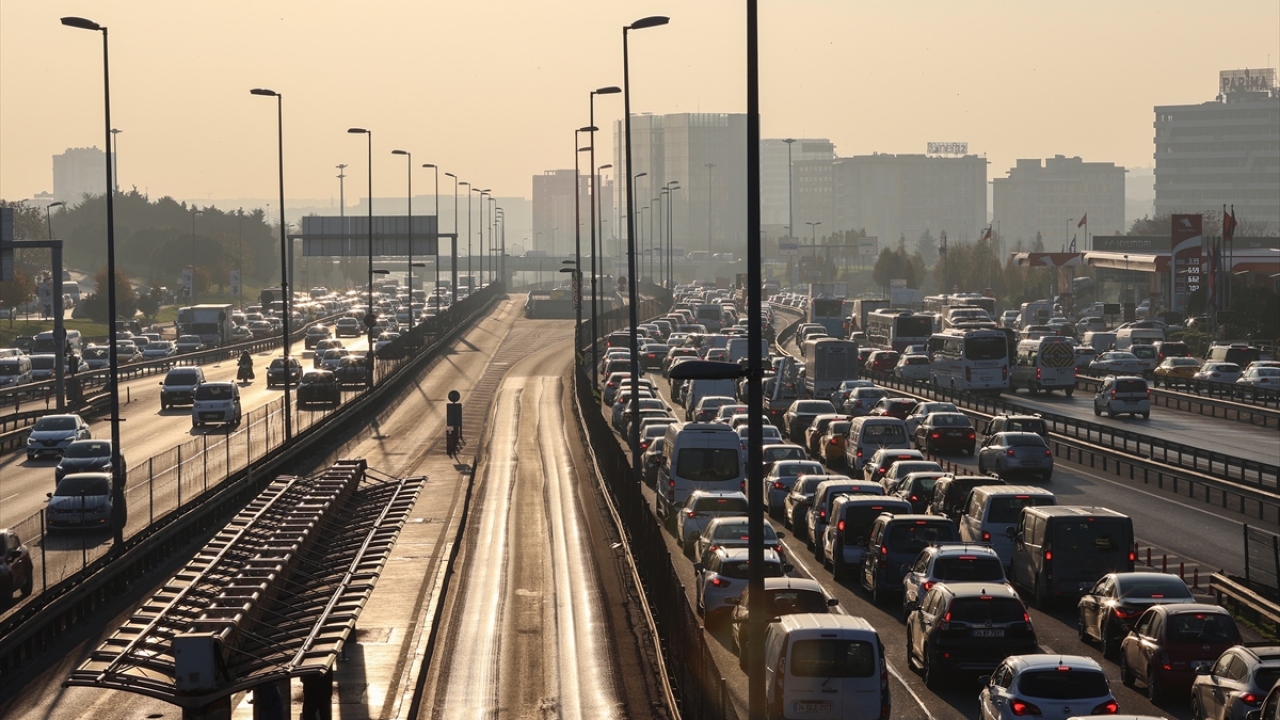 Avrupa Yakası`ndan Anadolu Yakası`na geçişlerde ise 15 Temmuz Şehitler Köprüsü ve Fatih Sultan Mehmet Köprüsü`nde trafik yoğunlaştı.