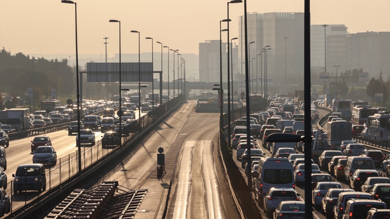 D-100 Karayolu Edirne istikametinde de bazı bölgelerde yer yer yoğunluk oluştu.