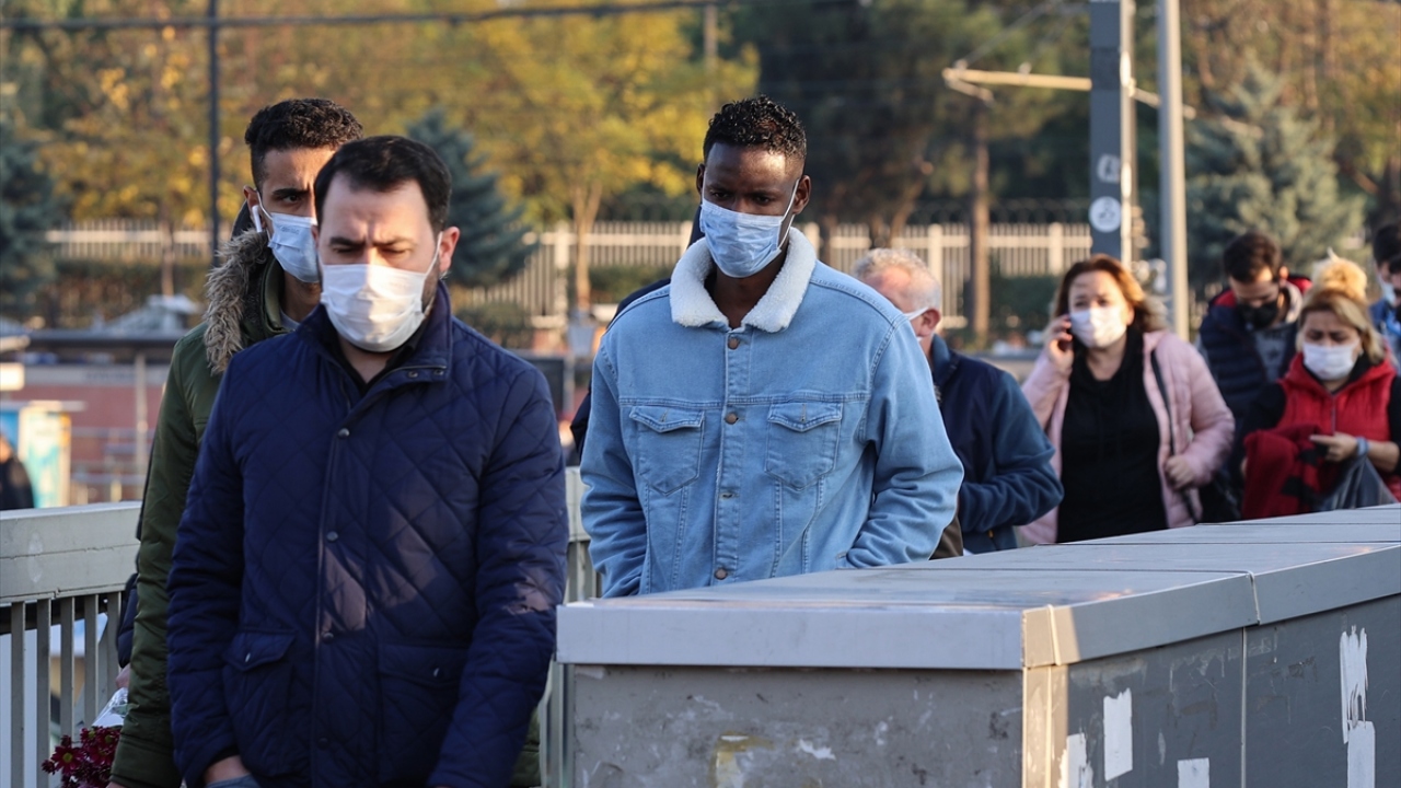 Anadolu Yakası`nda TEM Otoyolu Dudullu mevkisi, D-100 Çamlıca ve Uzunçayır mevkisi ve TEM Otoyolu`nda da ara ara trafik arttı.