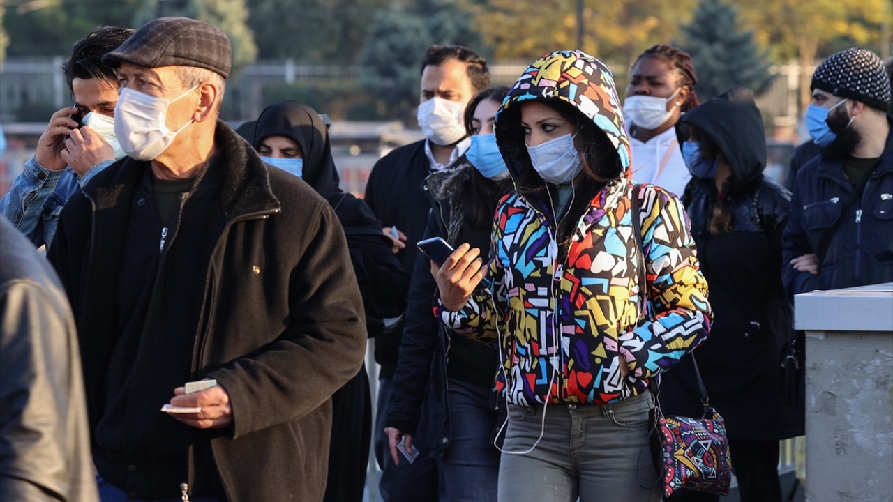 İBB Trafik verilerine göre, saat 16.55 itibarıyla trafikteki yoğunluk yüzde 71`e ulaştı. 