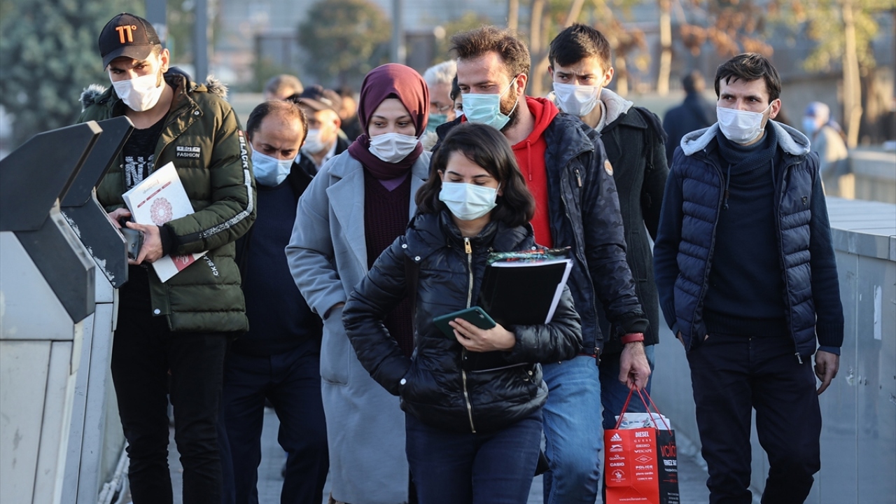 Bu arada, kentte gün içinde, insan yoğunluğunun fazla olduğu yerlerin başında gelen Taksim Meydanı ve İstiklal Caddesi için alınan ek önlemlerin uygulanmasına devam edildi.