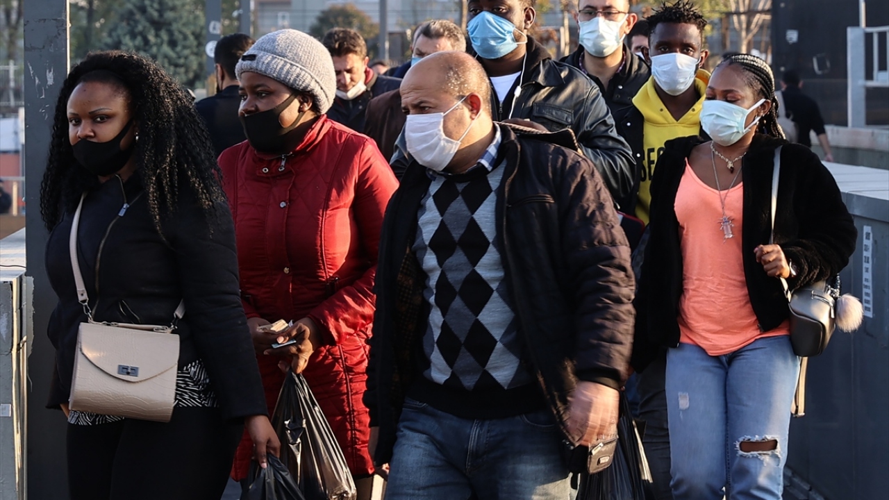 İstiklal Caddesi`nin girişlerinde polis ve zabıta ekipleri, vatandaşları kurallara uymaları konusunda uyardı.