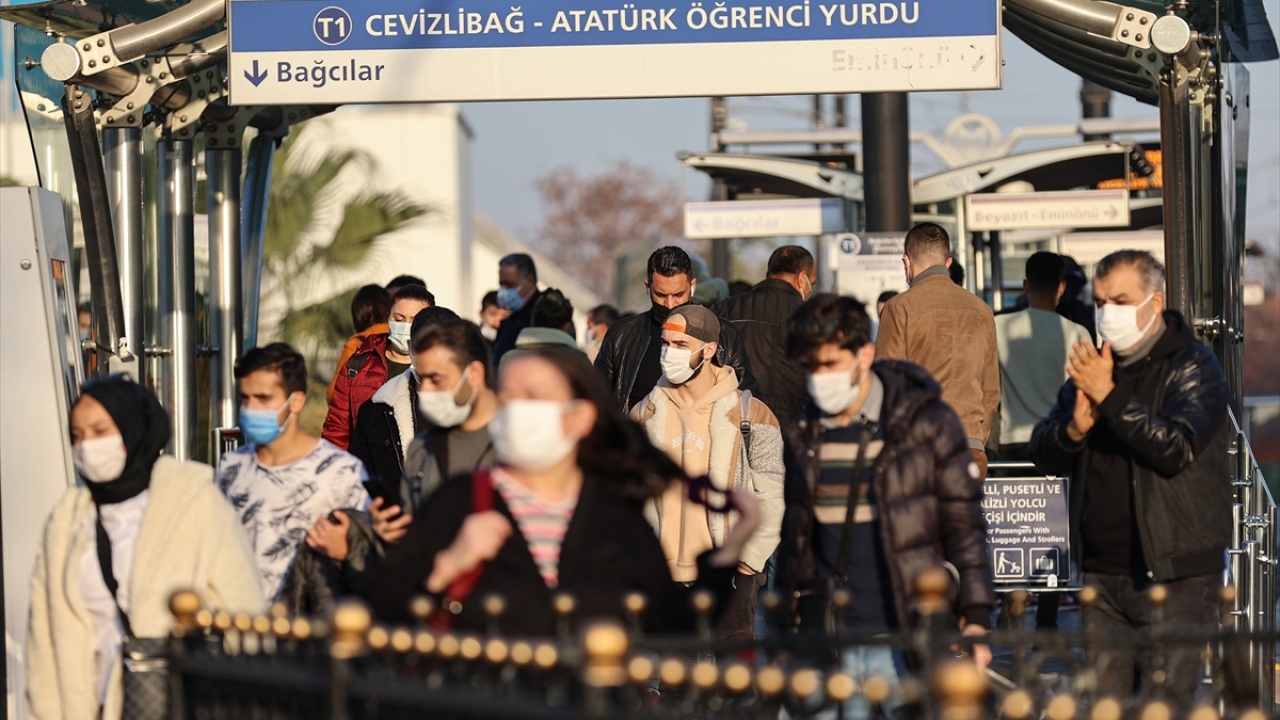 Caddeye vatandaşların, 7 bin kişiyi geçmeyecek şekilde girmesine izin verildi.