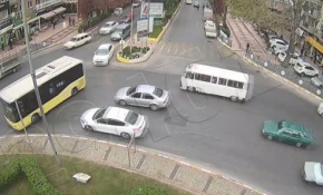 Halk otobüsü şoförü ambulans için yolu kapattı