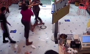 Küçük torununa şişe fırlatan müşteriyi masayla dövdü