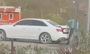Denetimden kaçmak için otomobilin bagajına saklandı