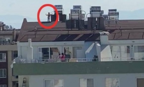 Çocuğun çatıdaki tehlikeli oyunu