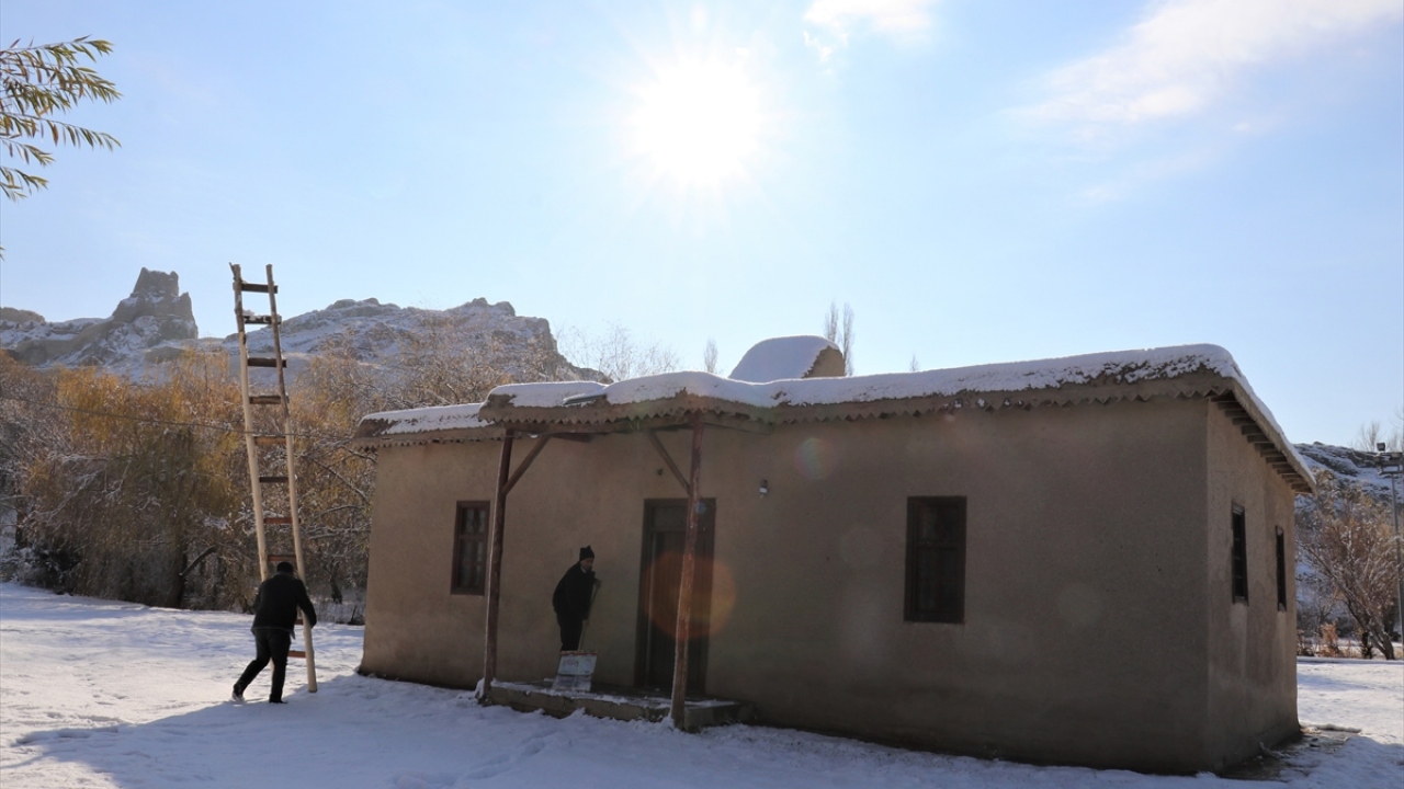 Yollar beyaza bürünürken sürücüler de araçlarını kardan temizledi.