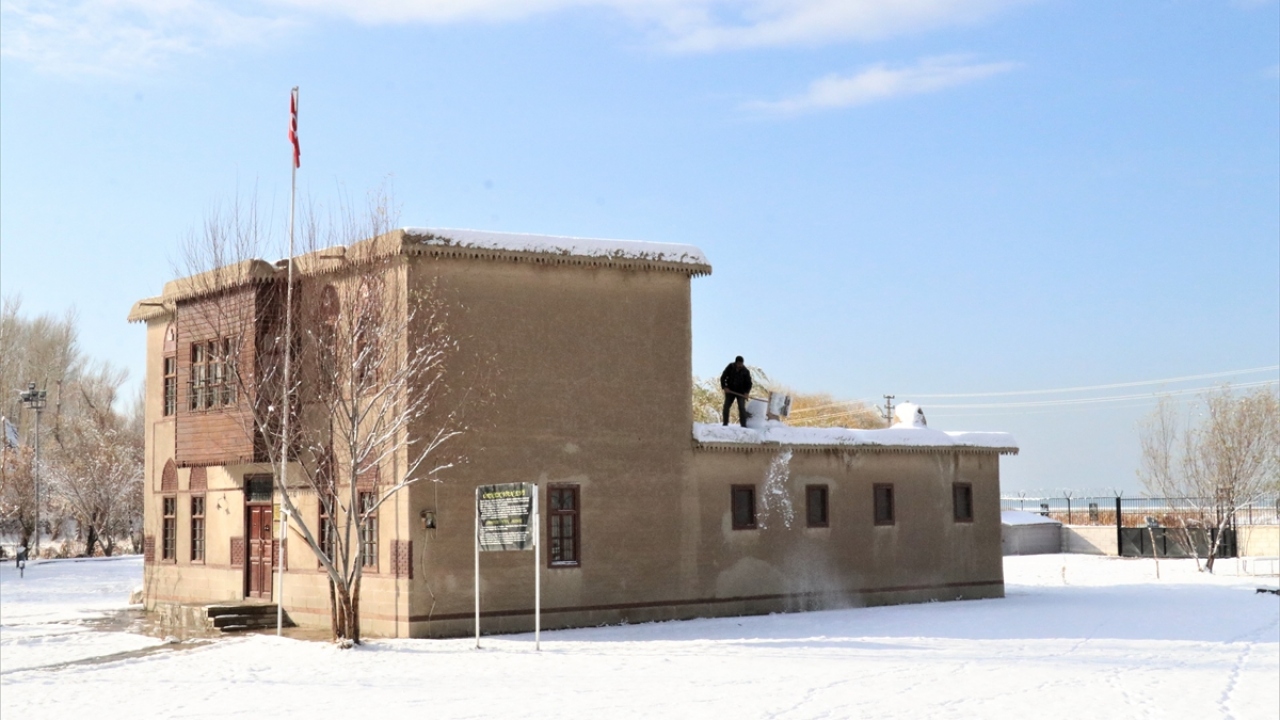 Belediye ekipleri de kent genelinde vatandaşların kardan olumsuz etkilenmemesi için çalışmalara başladı.