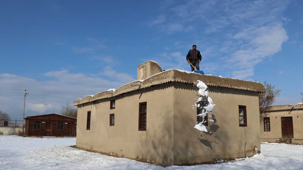 Sabah ve gece saatlerinde sis ve pus hadisesi ile yer yer buzlanma ve don olayının yaşanacağı bölgede, hava sıcaklıkları mevsim normallerinde seyredecek. 