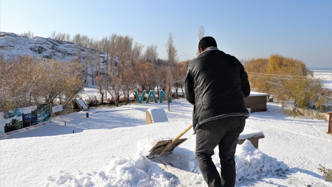 Van Gölü`nde hava, parçalı ve az bulutlu, zaman zaman kar yağışlı olacak.