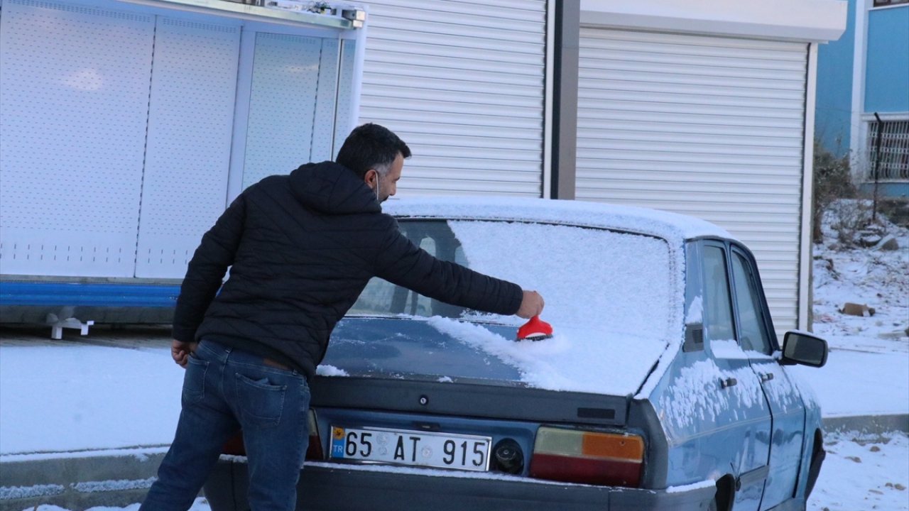 İl merkezleri için günün en yüksek sıcaklığın Van`da 7, Hakkari`de 5, Bitlis`te 3 ve Muş`ta 4 derece olması öngörülüyor.